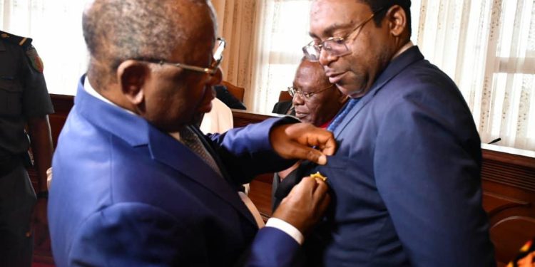 Distinctions honorifiques pour les acteurs de la filière cacao :l’équipe ayant défendu avec succès l’intégration du Cameroun dans la liste des États exportateurs du cacao fin récompensée par le Président Paul Biya