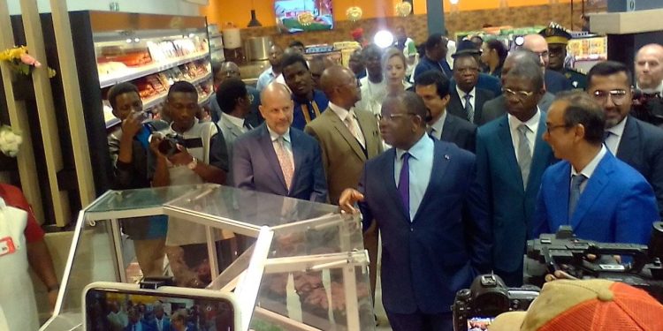 Grandes surfaces:Le Ministre du Commerce Luc Magloire Mbarga Atangana a procédé à la coupure du ruban symbolique du Centre Commercial Star Mall