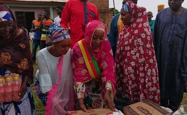 Remise de dons aux fidèles musulmans: Le geste de générosité est du Député Joséphine Ghimbop Simo  pour traduire son élan de génorosité