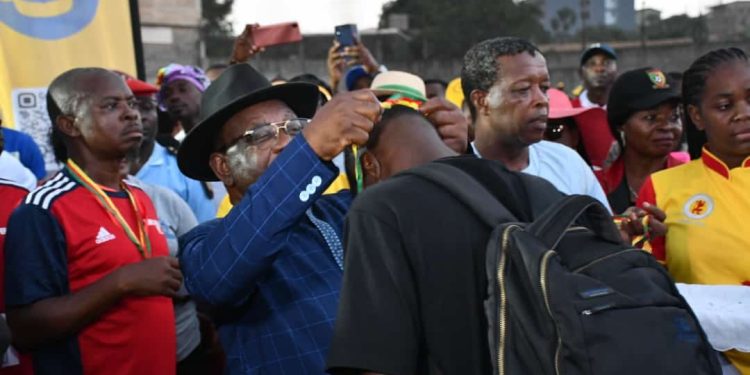 Cameroun/Tournoi de l’Unité de Nkoabang:Le Ministre du Commerce parrain de l’événement dévoile ses intentions:.Nous avons pris la résolution de faire de cette action d’encadrement, de faire de cette activité de terrain, d’émulation, de fraternisation, nous allons en faire une opération permanente. Nous allons utiliser ces infrastructures mises à notre disposition par le curé. Nous allons également le faire pour l’ensemble des disciplines sportives