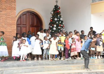 Cameroun:Paroisse Sainte Elvire de Nsazomo Le Ministre Luc Magloire Mbarga Atangana aux côtés des tous petits