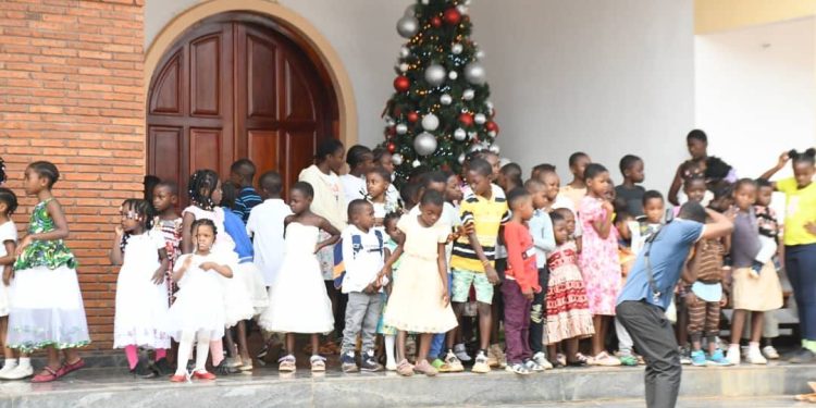 Cameroun:Paroisse Sainte Elvire de Nsazomo Le Ministre Luc Magloire Mbarga Atangana aux côtés des tous petits