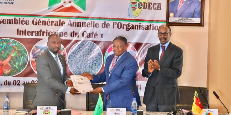 BURUNDI/CAFE AFRICAIN:Le Cameroun prend la présidence de l&rsquo;OIAC:La 65ᵉ Assemblée Générale de l’Organisation Interafricaine du Café (OIAC), tenue à Bujumbura au Burundi, s’est achevée sur des avancées significatives pour le secteur caféier africain, en particulier pour le Cameroun.