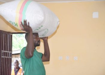 CAMEROUN/CACAO/-UNE CEREMONIE DE VENTES-GROUPEES A LA CASE COMMUNAUTAIRE DE  NGAT-BANE