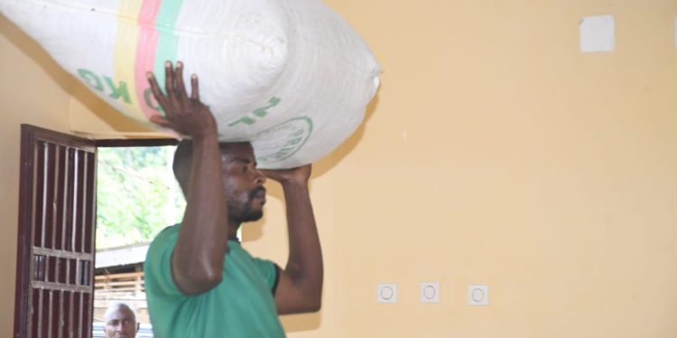 CAMEROUN/CACAO/-UNE CEREMONIE DE VENTES-GROUPEES A LA CASE COMMUNAUTAIRE DE  NGAT-BANE